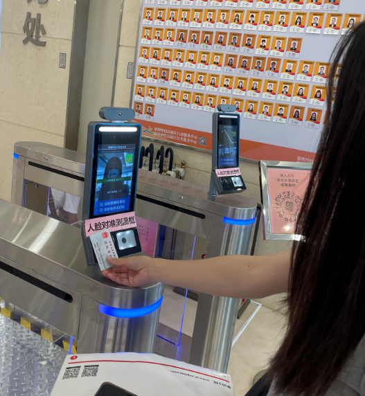 健康碼測溫門禁閘機(jī)