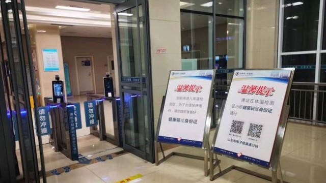 疫情防控智能通行閘機(jī)“掃一掃”，醫(yī)院通行就診更便捷